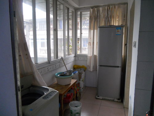 桂林市中心民主路自立小區(qū)一房一廳出租，家電家具齊全，月租750元